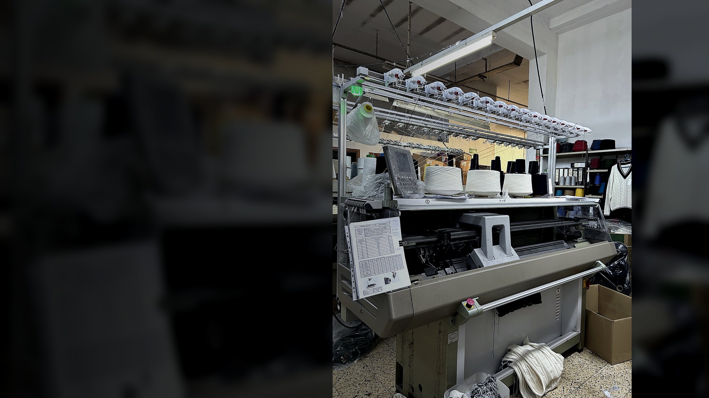 Máquina de tricotagem da Rijoma com cones de fio em produção