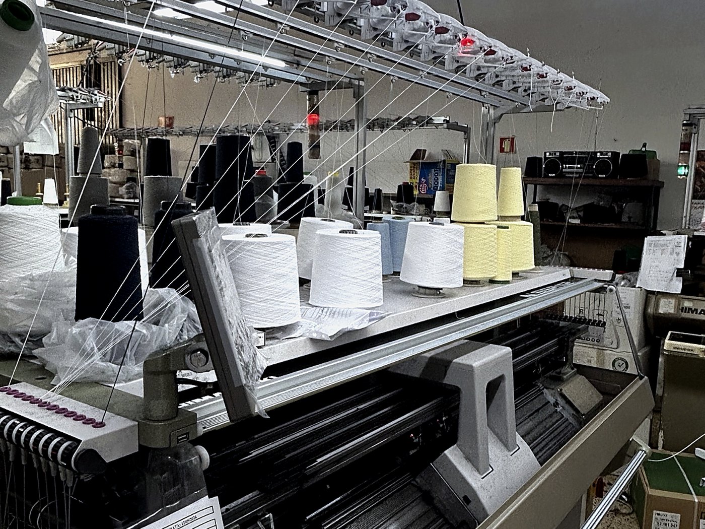 Máquina têxtil em funcionamento na fábrica